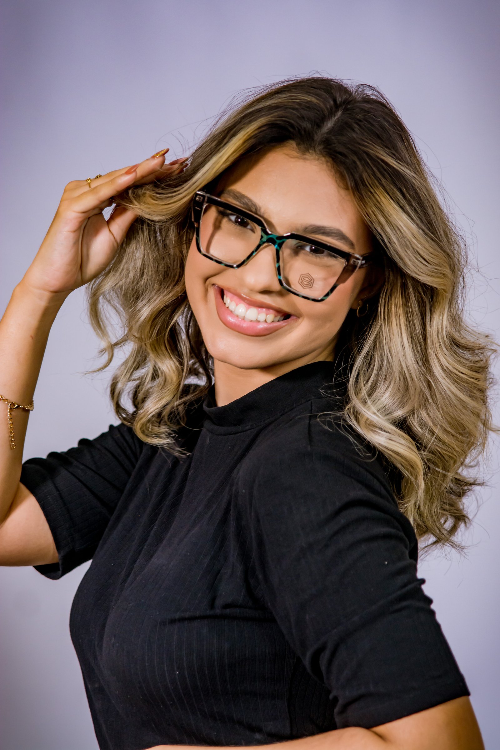 Modelo com óculos borboleta